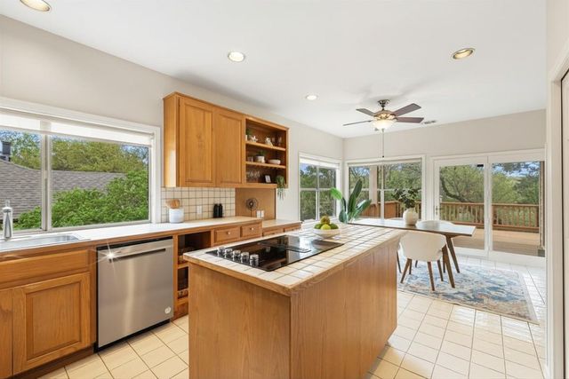 120 Royal Oak LN, Lakeway, TX 78734