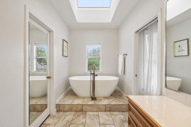 120 Royal Oak LN, Lakeway, TX 78734