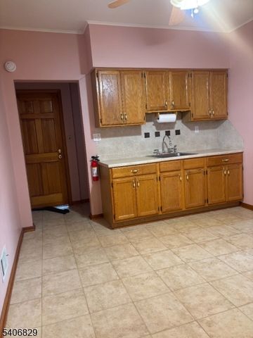 21 Main St, Linden City, NJ 07036