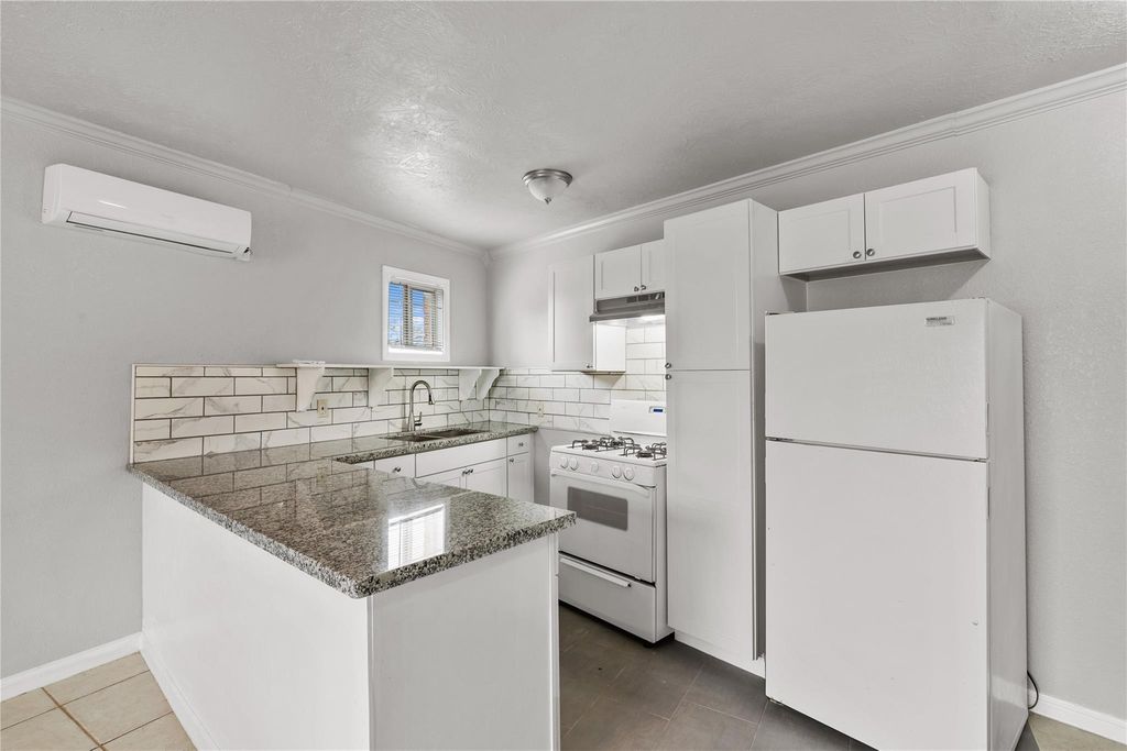 4811 Oakland Street 2, Houston, TX 77023