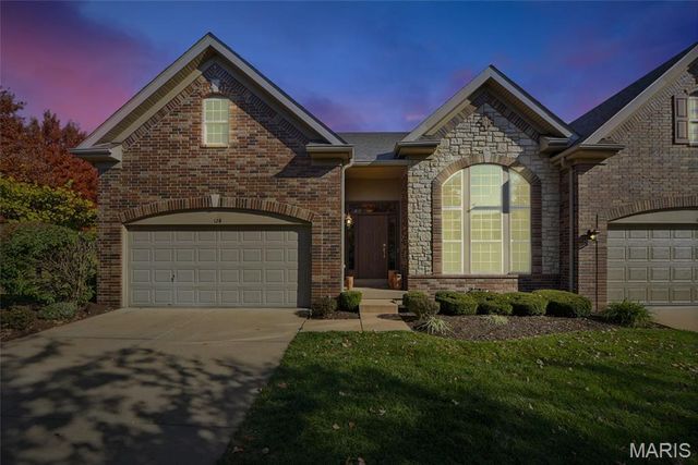 128 Kendall Bluff Court, Chesterfield, MO 63017