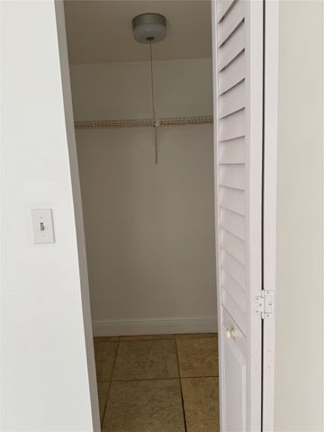 115 ROYAL PARK Drive 1F, Oakland Park, FL 33309