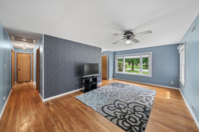30W044 Bruce Lane, Naperville, IL 60563