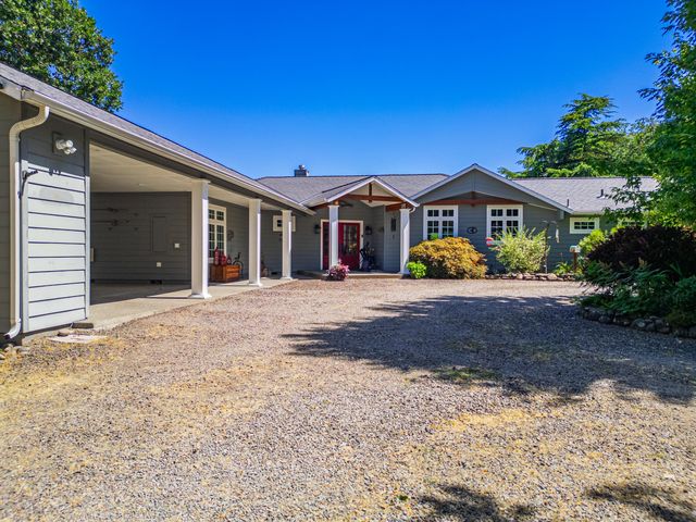 700 Rogue Wood Drive, White City, OR 97503