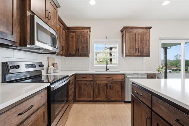 16872 W 164th Terrace, Olathe, KS 66062