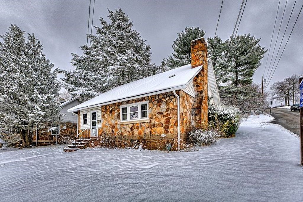 615 W 4th Ave, Derry Boro, PA 15627