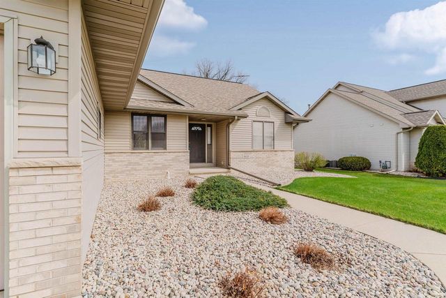 3120 MOCKINGBIRD WAY, Oshkosh, WI 54904