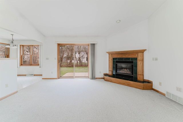 3120 MOCKINGBIRD WAY, Oshkosh, WI 54904