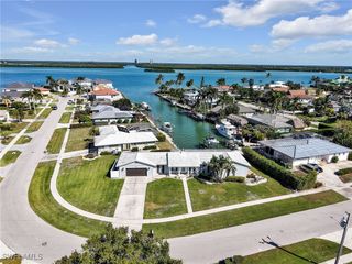 945 Sundrop CT, Marco Island, FL 34145