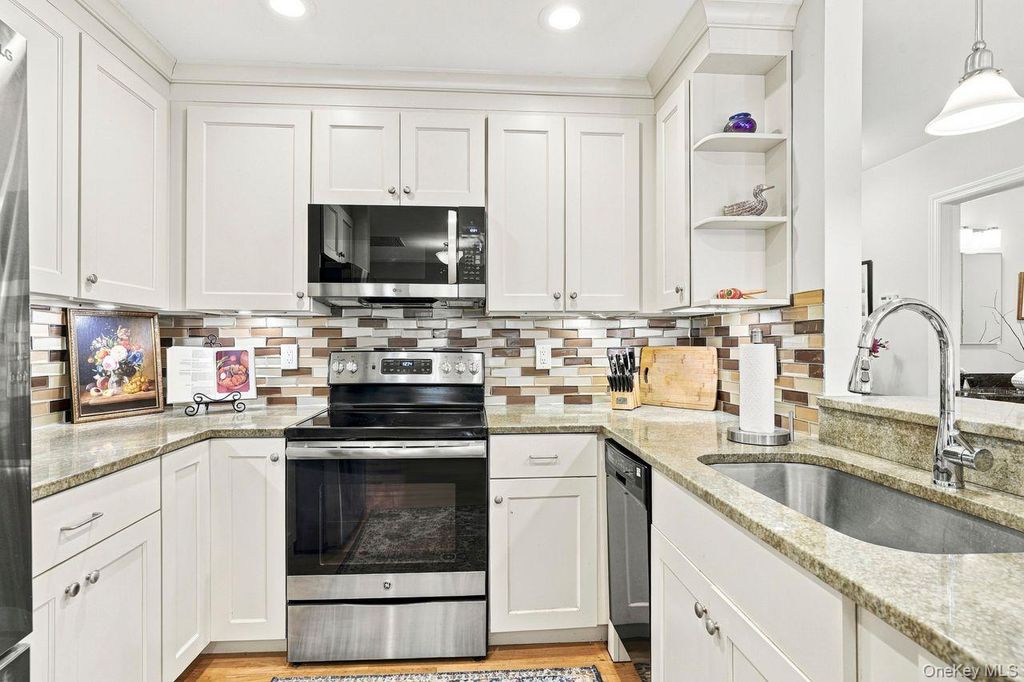 45 Jefferson Oval G, Yorktown Heights, NY 10598 — photo 2