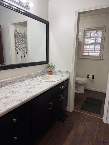 229 W Peter St, Cochran, GA 31014