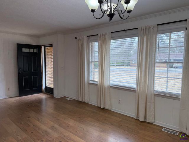 229 W Peter St, Cochran, GA 31014