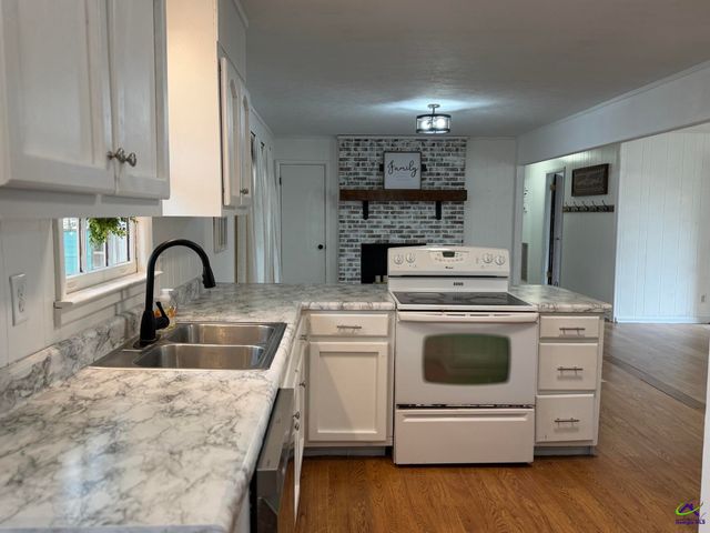 229 W Peter St, Cochran, GA 31014