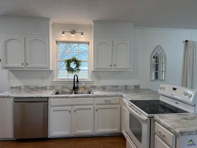 229 W Peter St, Cochran, GA 31014