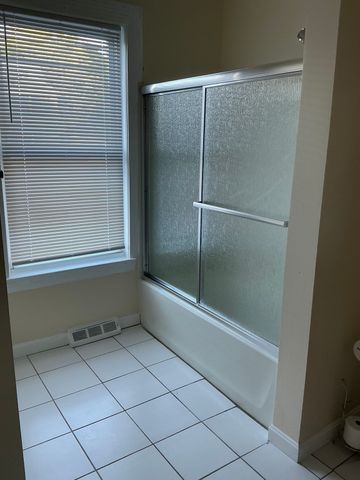 3 Glidden Ave 3, Lowell, MA 01851