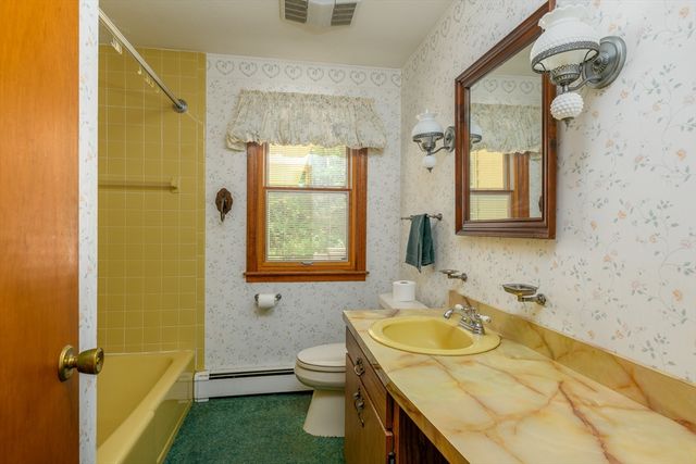 604 Quinapoxet St, Holden, MA 01520