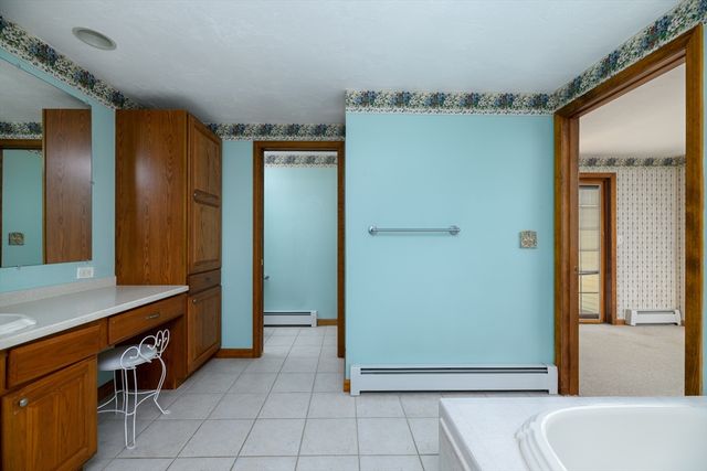 604 Quinapoxet St, Holden, MA 01520
