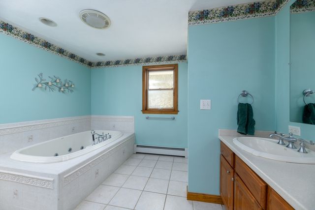 604 Quinapoxet St, Holden, MA 01520