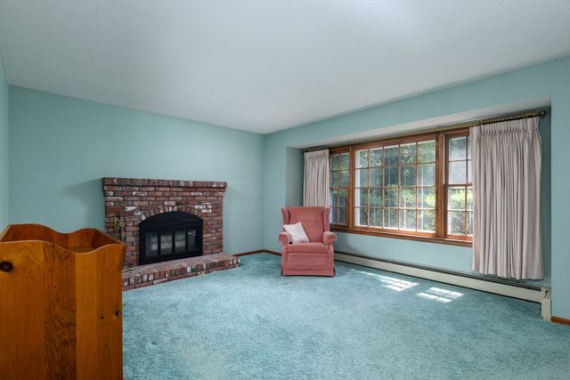 604 Quinapoxet St, Holden, MA 01520