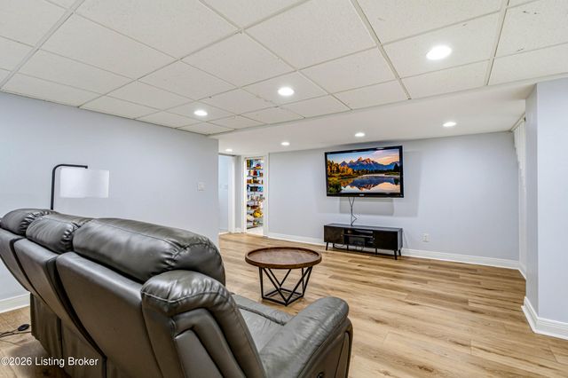 4905 Paramount Dr, Louisville, KY 40258