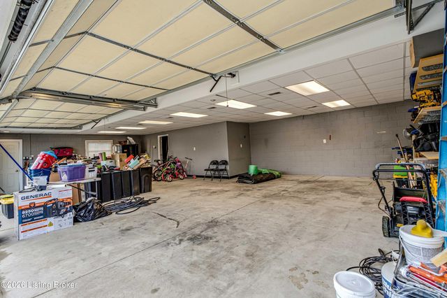4905 Paramount Dr, Louisville, KY 40258