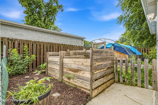 4905 Paramount Dr, Louisville, KY 40258