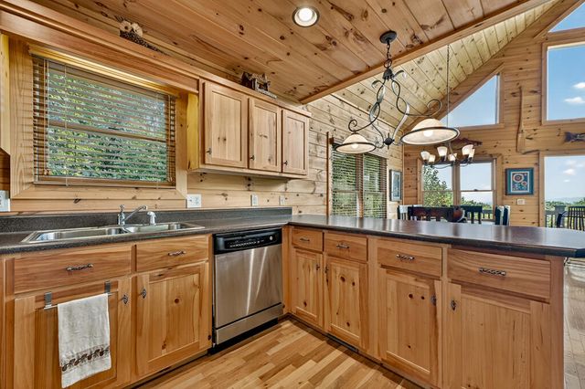 8 North Face Drive, Blue Ridge, GA 30513