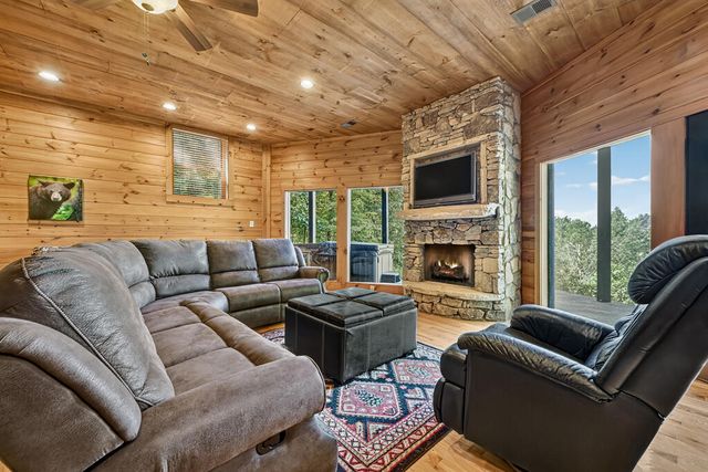 8 North Face Drive, Blue Ridge, GA 30513