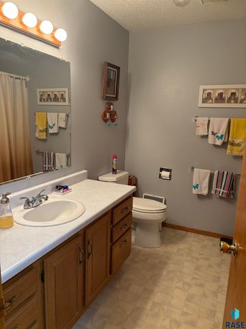 3342 Aspen Ave Avenue, Brookings, SD 57006