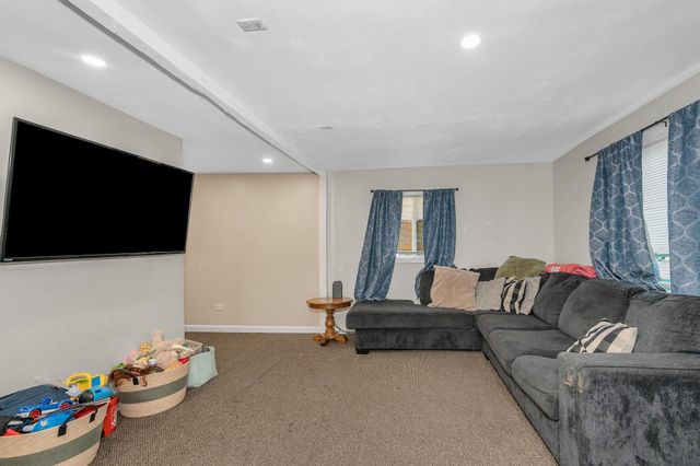 605 Chases Grove Road, Derry, NH 03038