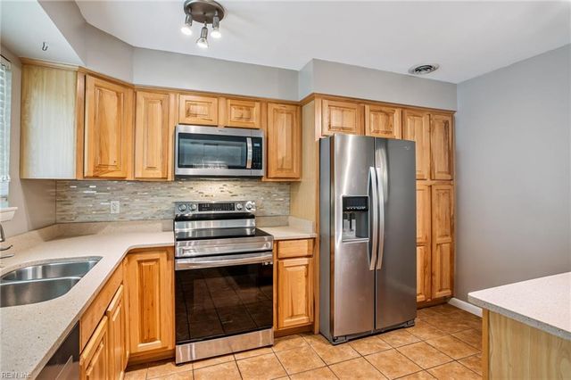 8 El Paso CT, Hampton, VA 23669