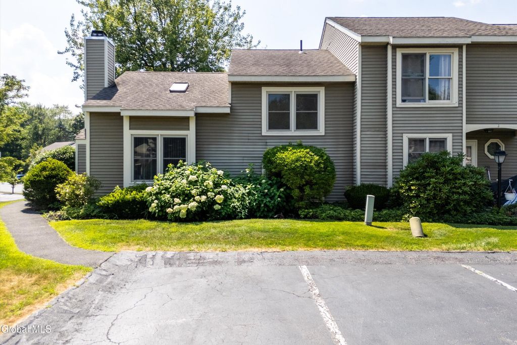 1 Minuteman Court, Halfmoon, NY 12065