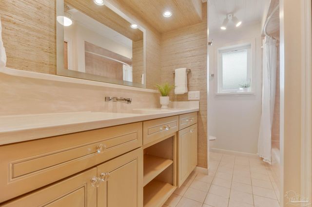 2221 Oxford Dr, Pensacola, FL 32503