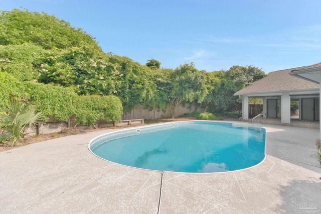 2221 Oxford Dr, Pensacola, FL 32503