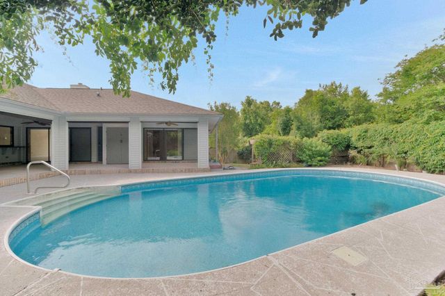 2221 Oxford Dr, Pensacola, FL 32503