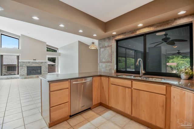2221 Oxford Dr, Pensacola, FL 32503