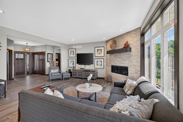 1852 Hunters TRAIL, West Bend, WI 53090