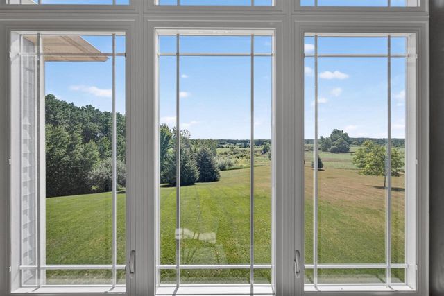 1852 Hunters TRAIL, West Bend, WI 53090
