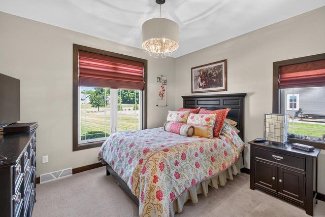 1852 Hunters TRAIL, West Bend, WI 53090