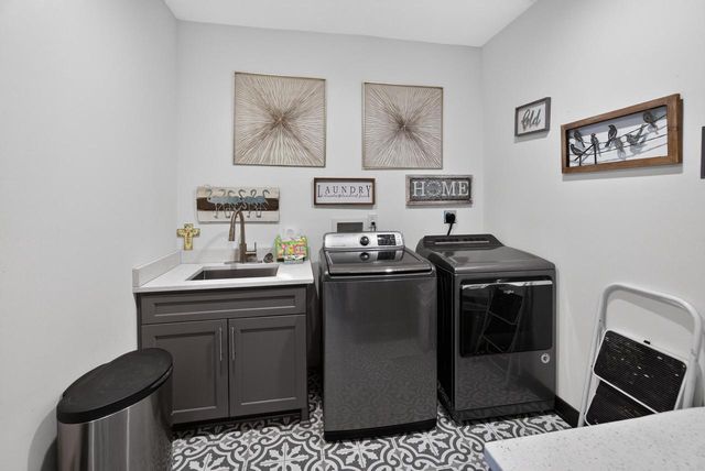 1852 Hunters TRAIL, West Bend, WI 53090