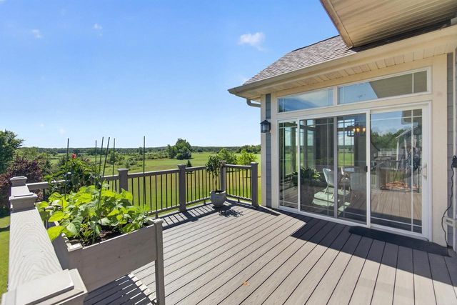 1852 Hunters TRAIL, West Bend, WI 53090