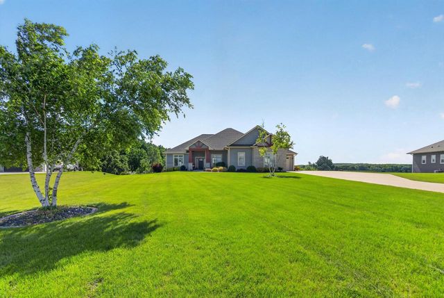 1852 Hunters TRAIL, West Bend, WI 53090