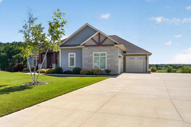 1852 Hunters TRAIL, West Bend, WI 53090