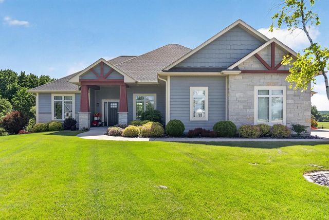 1852 Hunters TRAIL, West Bend, WI 53090