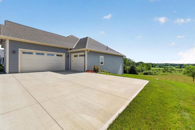 1852 Hunters TRAIL, West Bend, WI 53090