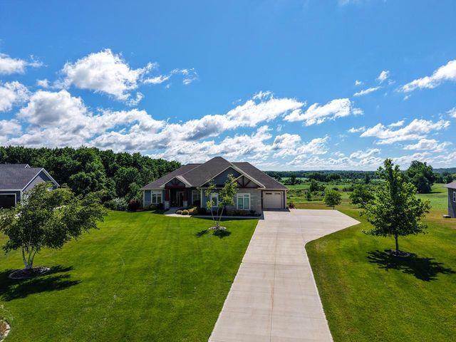 1852 Hunters TRAIL, West Bend, WI 53090