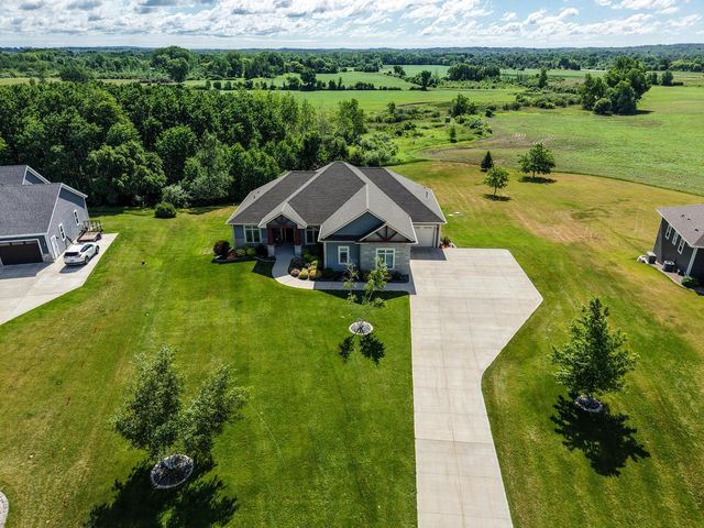 1852 Hunters TRAIL, West Bend, WI 53090