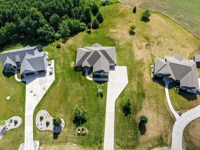 1852 Hunters TRAIL, West Bend, WI 53090