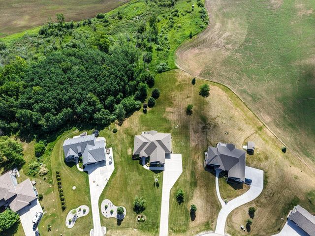 1852 Hunters TRAIL, West Bend, WI 53090