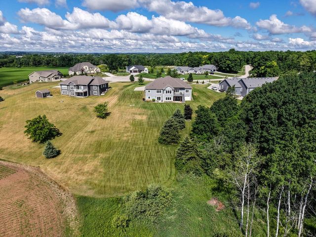 1852 Hunters TRAIL, West Bend, WI 53090